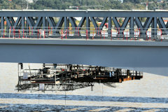 Bordeaux nacelle de travail pour la construction du pont Garonne | Photo Bernard Tocheport