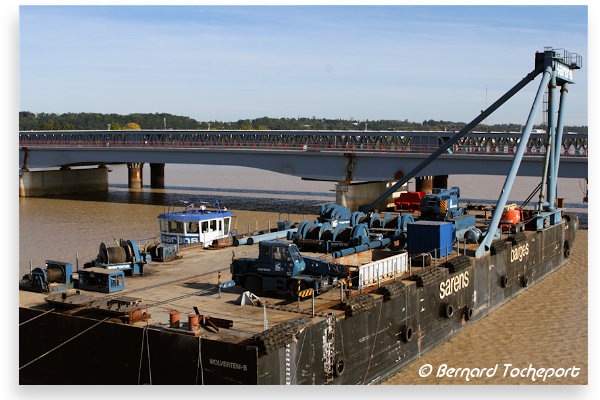 Bordeaux une barge Sarens pour la construction du pont Garonne | Photo Bernard Tocheport