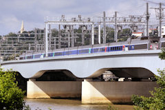 Bordeaux piliers et formes géométriques du pont Garonne | Photo Bernard Tocheport