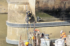 2025 ouvriers et cordiste sur pile du pont de pierre | Photo Bernard Tocheport