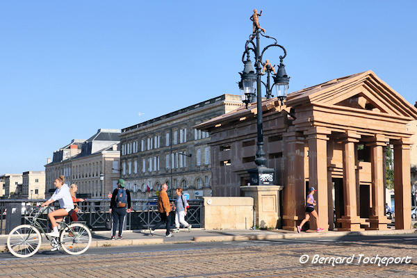 FAB un octroi éphémère à l'entrée du pont de pierre | Photo Bernard Tocheport