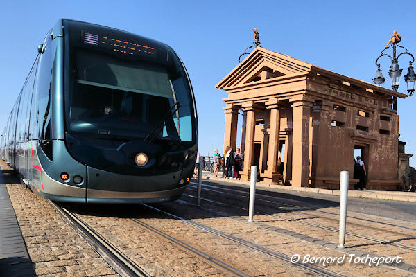 FAB pont de pierre Tram devant reconstitution d'un octroii | Photo Bernard Tocheport