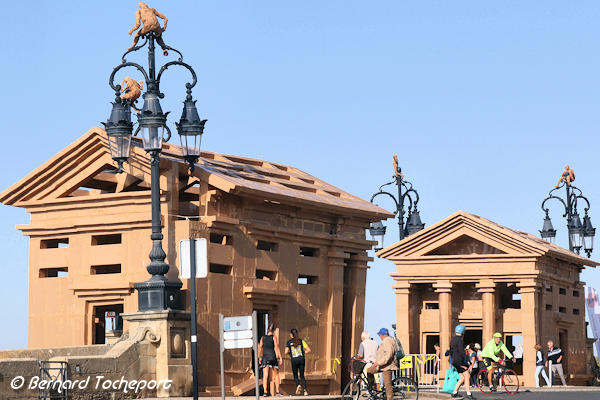 FAB Reconstitution des péages / octrois à l'entrée du pont de pierre | Photo Bernard Tocheport