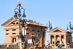 FAB Reconstitution des péages / octrois à l'entrée du pont de pierre | Photo Bernard Tocheport