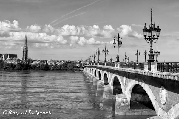 Photo noir et blanc du pont de pierre de Bordeaux face à Saint Michel | Photo Bernard Tocheport