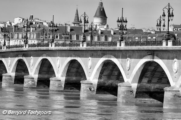 Photo noir et blanc des arches  du pont de pierre de Bordeaux | Photo Bernard Tocheport