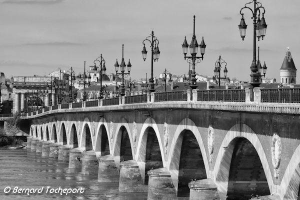 Photo noir et blanc du pont de pierre de Bordeaux face à la porte de Bourgogne | Photo Bernard Tocheport
