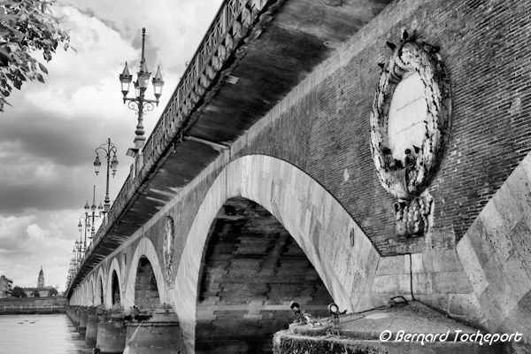 Détail ornemental noir et blanc du pont de pierre de Bordeaux  | Photo Bernard Tocheport