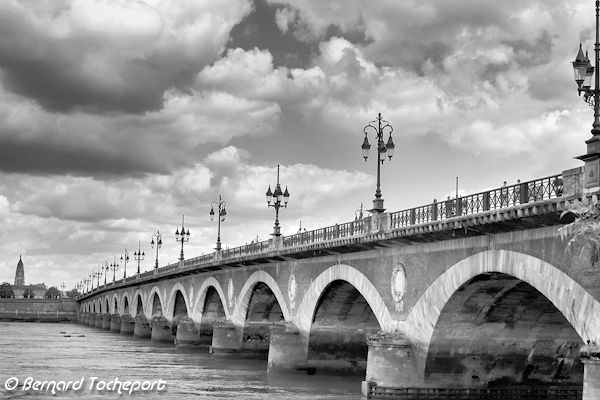 Photo noir et blanc ciel menaçant sur le pont de pierre à Bordeaux | Photo Bernard Tocheport