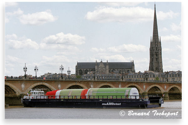Bordeaux passage barge Airbus A380 sous le pont de pierre | Photo Bernard Tocheport