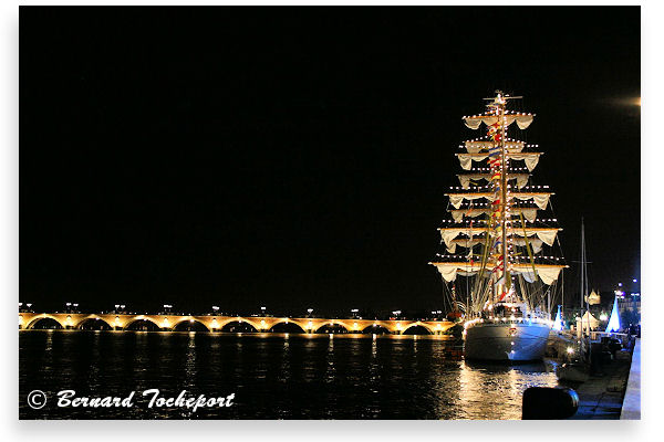 Bordeaux voilier Cuauhtémoc et pont de pierre la nuit | Photo Bernard Tocheport