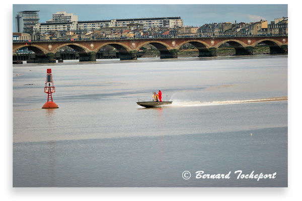 Bordeaux bateau naviguant devant le pont de pierre | Photo Bernard Tocheport