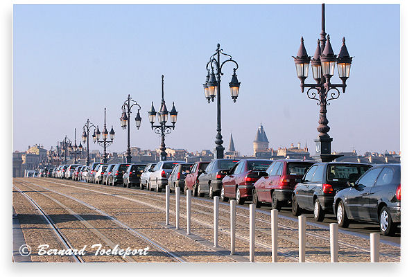 Bordeaux longue fille de voitures sur le pont de pierre | Photo Bernard Tocheport