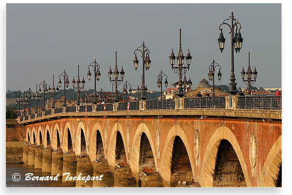 Bordeaux arches et lampadaires du pont de pierre | Photo Bernard Tocheport