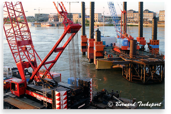 Bordeaux plateforme technique sur la Garonne au pont de pierre | Photo Bernard Tocheport