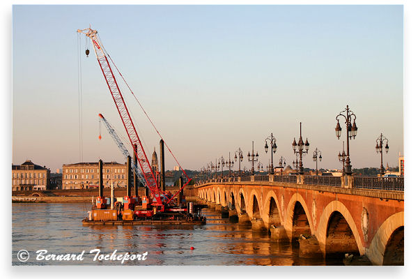 Bordeaux pont de pierre pose de guides passage barges Airbus | Photo Bernard Tocheport