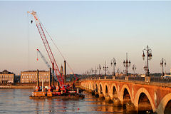 Bordeaux pont de pierre pose de guides passage barges Airbus | Photo Bernard Tocheport