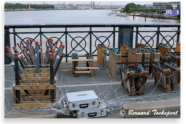 Bordeaux préparation feu d'artifice sur le pont de pierre | Photo Bernard Tocheport