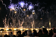 Bordeaux feu d'artifice tiré depuis le pont de pierre | Photo Bernard Tocheport