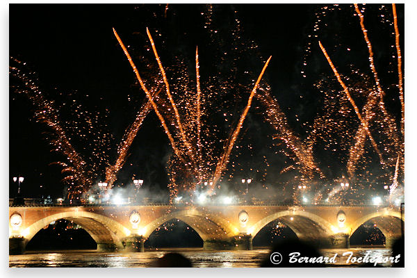 Bordeaux feu d'artifice tiré depuis le pont de pierre | Photo Bernard Tocheport