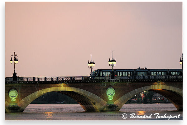 Bordeaux allumage des lumières sur le pont de pierre | Photo Bernard Tocheport