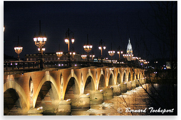 Bordeaux vision nocturne du pont de pierre | Photo Bernard Tocheport