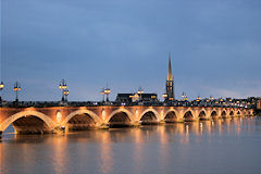 33-bordeaux.com : découvrir le pont de pierre >>