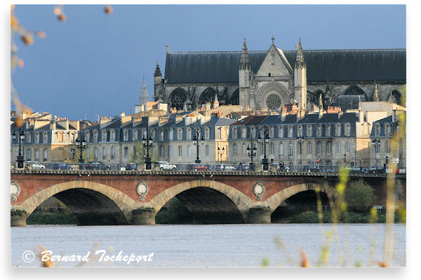 Bordeaux le pont de pierre devant les quais et Saint Michel | Photo Bernard Tocheport