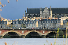 Bordeaux le pont de pierre devant les quais et Saint Michel | Photo Bernard Tocheport