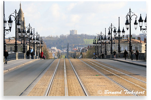 Bordeaux rails du tramway au centre du pont de pierre | Photo Bernard Tocheport