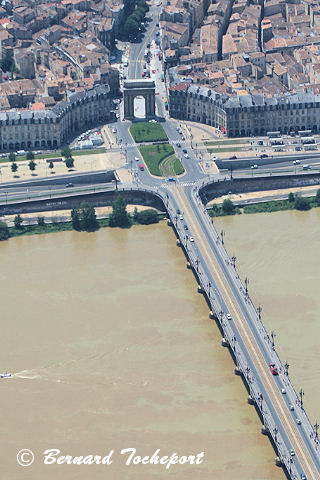 Bordeaux vue aérienne sur le pont de pierre et la porte de Bourgogne | Photo Bernard Tocheport