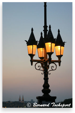 Bordeaux allumage lampadaire du pont de pierre | Photo Bernard Tocheport