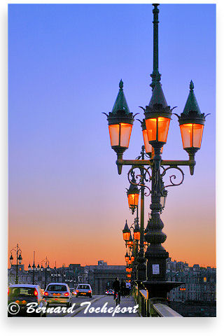 Bordeaux circulation et allumage lampadaires du pont de pierre | Photo Bernard Tocheport