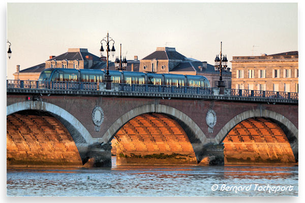 Bordeaux éclairage du soleil sur les arches du pont de pierre | Photo Bernard Tocheport