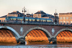 Bordeaux éclairage du soleil sur les arches du pont de pierre | Photo Bernard Tocheport