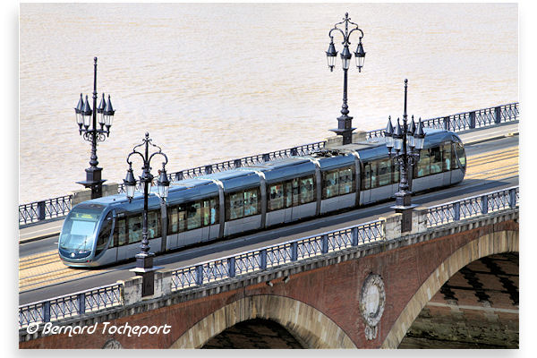 Bordeaux passage du tram sur le pont de pierre | Photo Bernard Tocheport