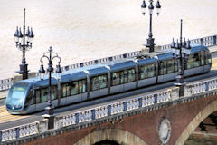 Bordeaux passage du tram sur le pont de pierre | Photo Bernard Tocheport