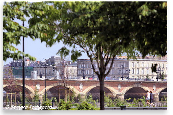 Bordeaux perspective sur le pont de pierre et la rive droite | Photo Bernard Tocheport