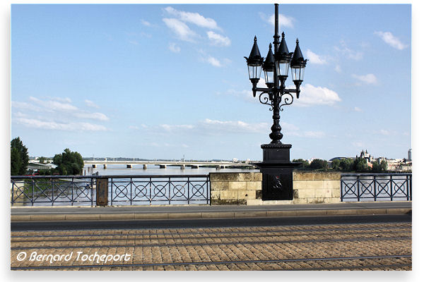 Bordeaux lampadaire et balustrades pont de pierre | Photo Bernard Tocheport