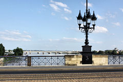 Bordeaux lampadaire et balustrades pont de pierre | Photo Bernard Tocheport