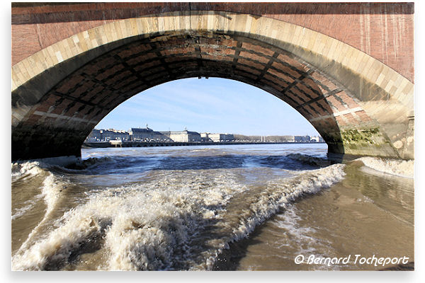 Bordeaux passage en bateau sous une arche du pont de pierre | Photo Bernard Tocheport