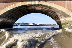 Bordeaux passage en bateau sous une arche du pont de pierre | Photo Bernard Tocheport