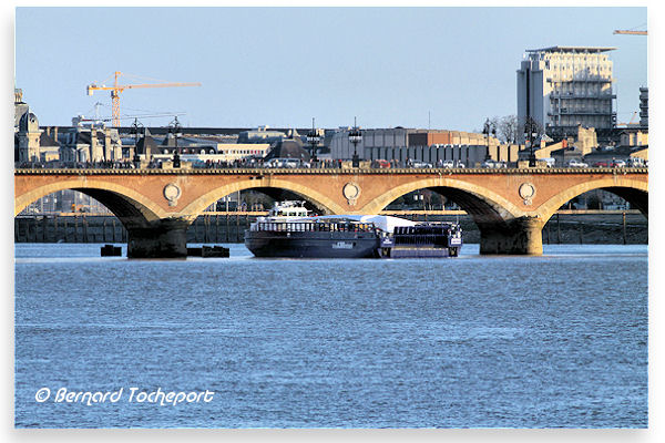 Bordeaux fleuve et barge Airbus au pont de pierre | Photo Bernard Tocheport