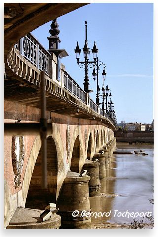 Bordeaux arches et lampadaires du pont de pierre | Photo Bernard Tocheport