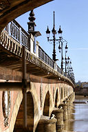 Bordeaux arches et lampadaires du pont de pierre | Photo Bernard Tocheport