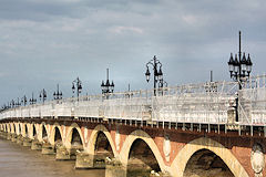 Bordeaux échafaudages et filets sur le pont de pierre | Photo Bernard Tocheport