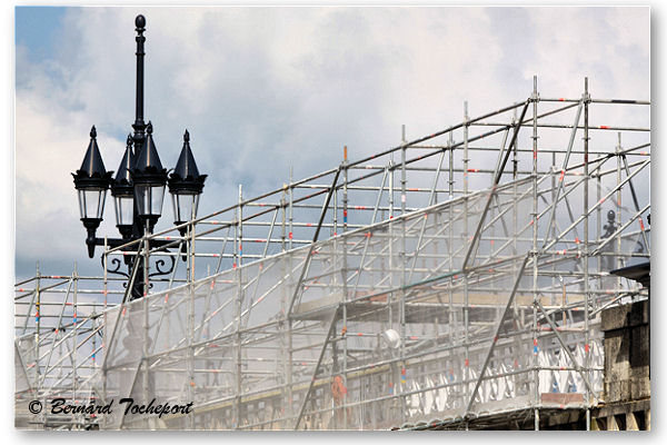 Bordeaux échafaudage et rénovation lampadaire du pont de pierre | Photo Bernard Tocheport