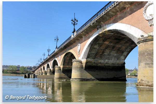 Le pont de pierre de Bordeaux vu depuis la Garonne | Photo Bernard Tocheport