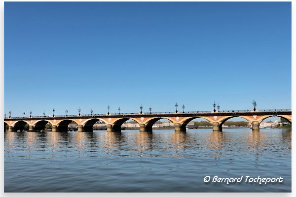 Reflets du pont de pierre de Bordeaux sur la Garonne | Photo Bernard Tocheport