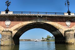Franchissement d'une arche du pont de pierre en bateau | Photo Bernard Tocheport